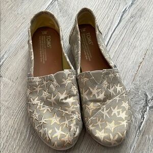 TOMS Women's Star Patterned Slip-On Shoes - Gold and Cream